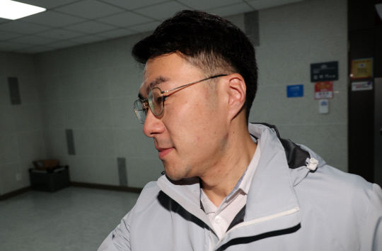 60억원 이상 가상화폐 거래·보유 의혹을 받는 김남국 더불어민주당 의원이 지난 5월14일 오전 국회 의원실로 출근하고 있다. 김 의원은 출근 후 페이스북을 통해 탈당을 선언했다.<연합뉴스>